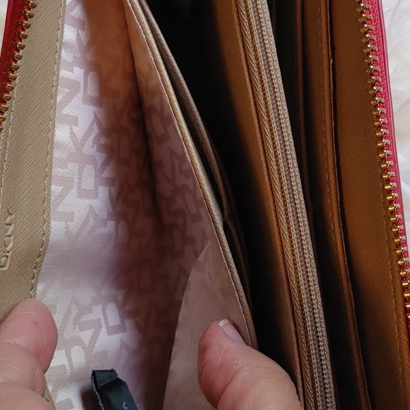 💚LARGE DKNY LEATHER WALLET - Picture 8 of 14